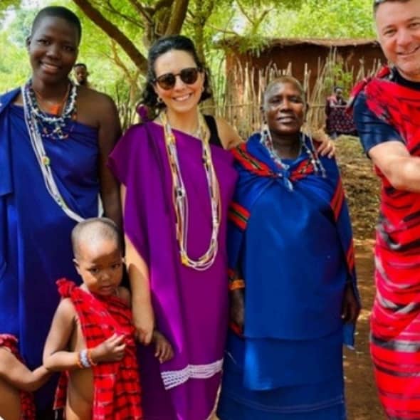 Misafirler geleneksel kıyafetli Maasai'lerle birlikte
