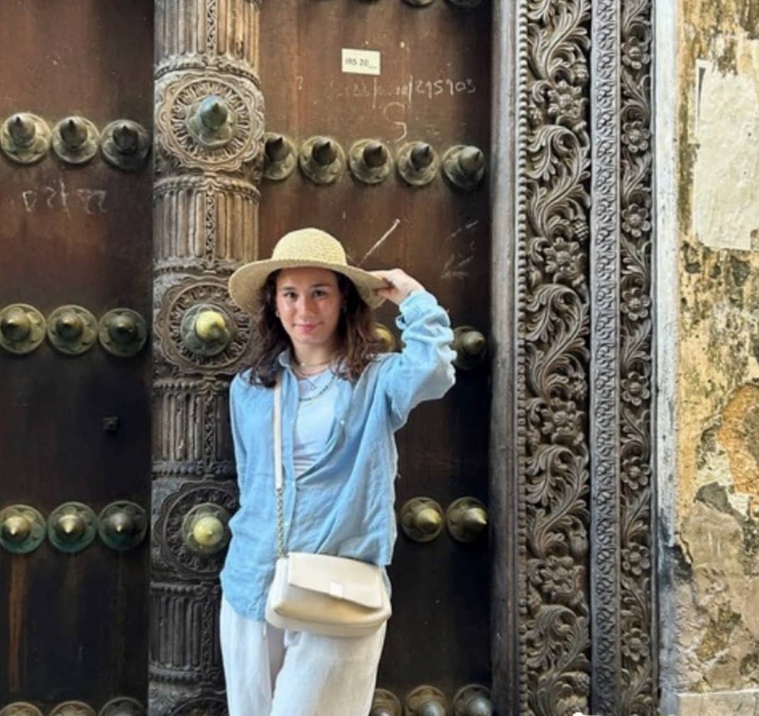 Stone Town'da tarihi oymalı ahşap kapı