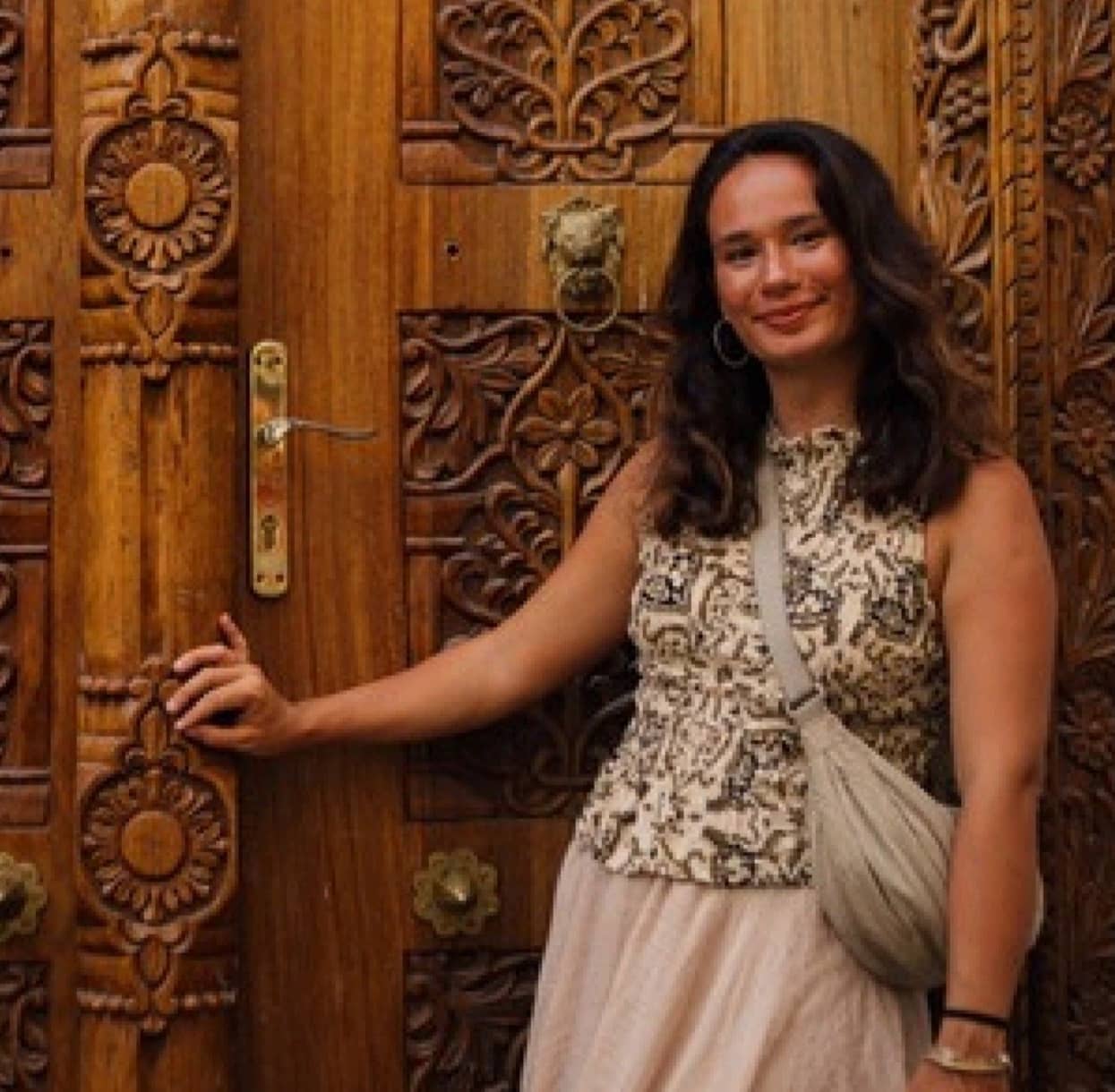 Erva, Stone Town'un oymalı ahşap kapılarından birinin önünde