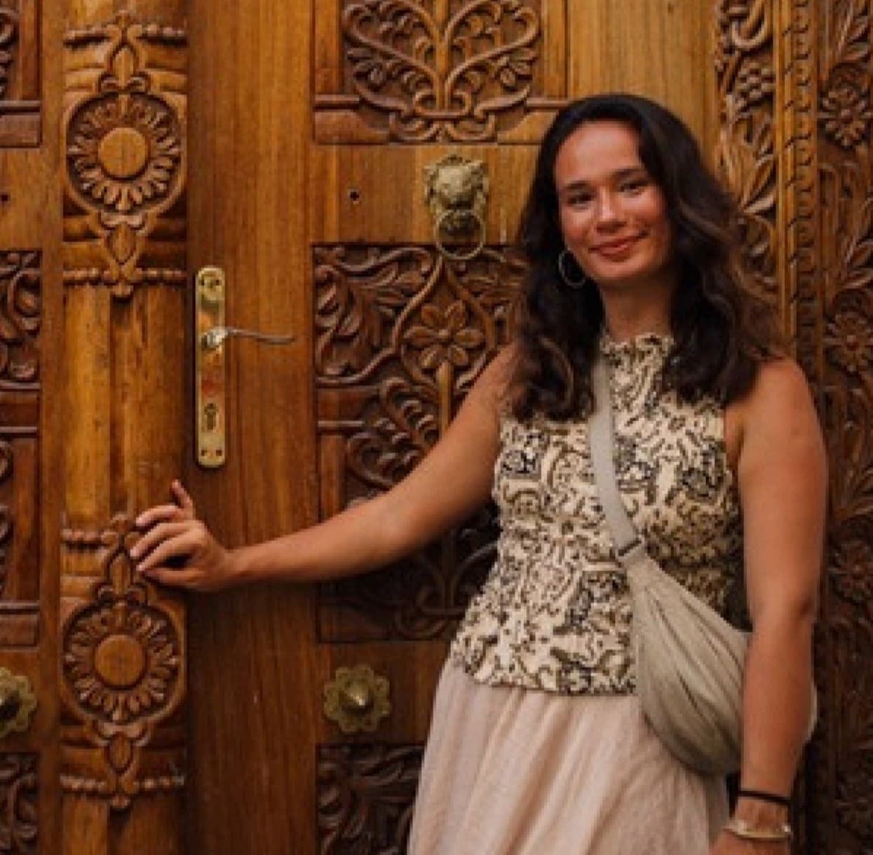 Erva, Stone Town'un oymalı ahşap kapılarından birinin önünde