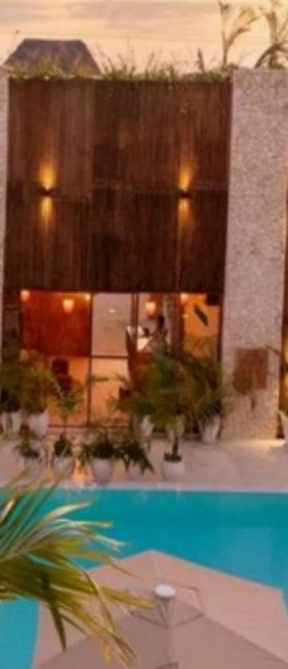 Zanzibar'da gün batımında havuzlu butik otel